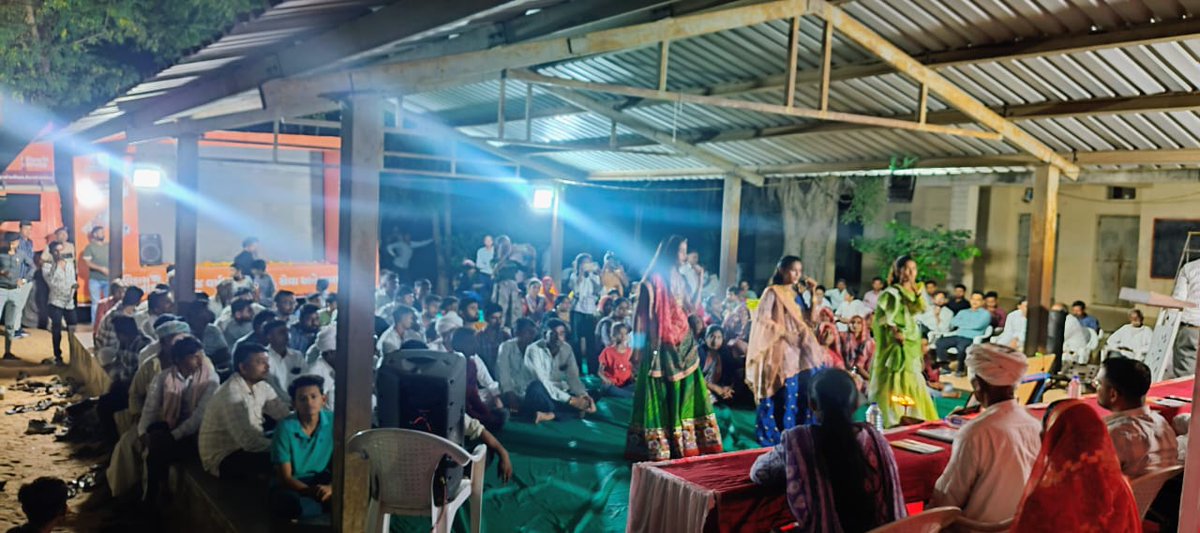 BanaskandhaD's tweet photo. વિકાસ સપ્તાહ અંતર્ગત ડીસા તાલુકાના ઝેરડા મુકામે વિકાસ રથનું સ્વાગત કરી, કાર્યક્રમ તથા રાત્રીસભાનું આયોજન કરવામાં આવ્યું. જેમાં માન. DDO સાહેબશ્રી સવિશેષ ઉપસ્થિત રહી ગ્રામજનોને માહિતગાર કર્યા.
@Prantdeesa
@DdoBanaskantha
@CollectorBK
@CMOGuj https://t.co/JoZrrCy05v