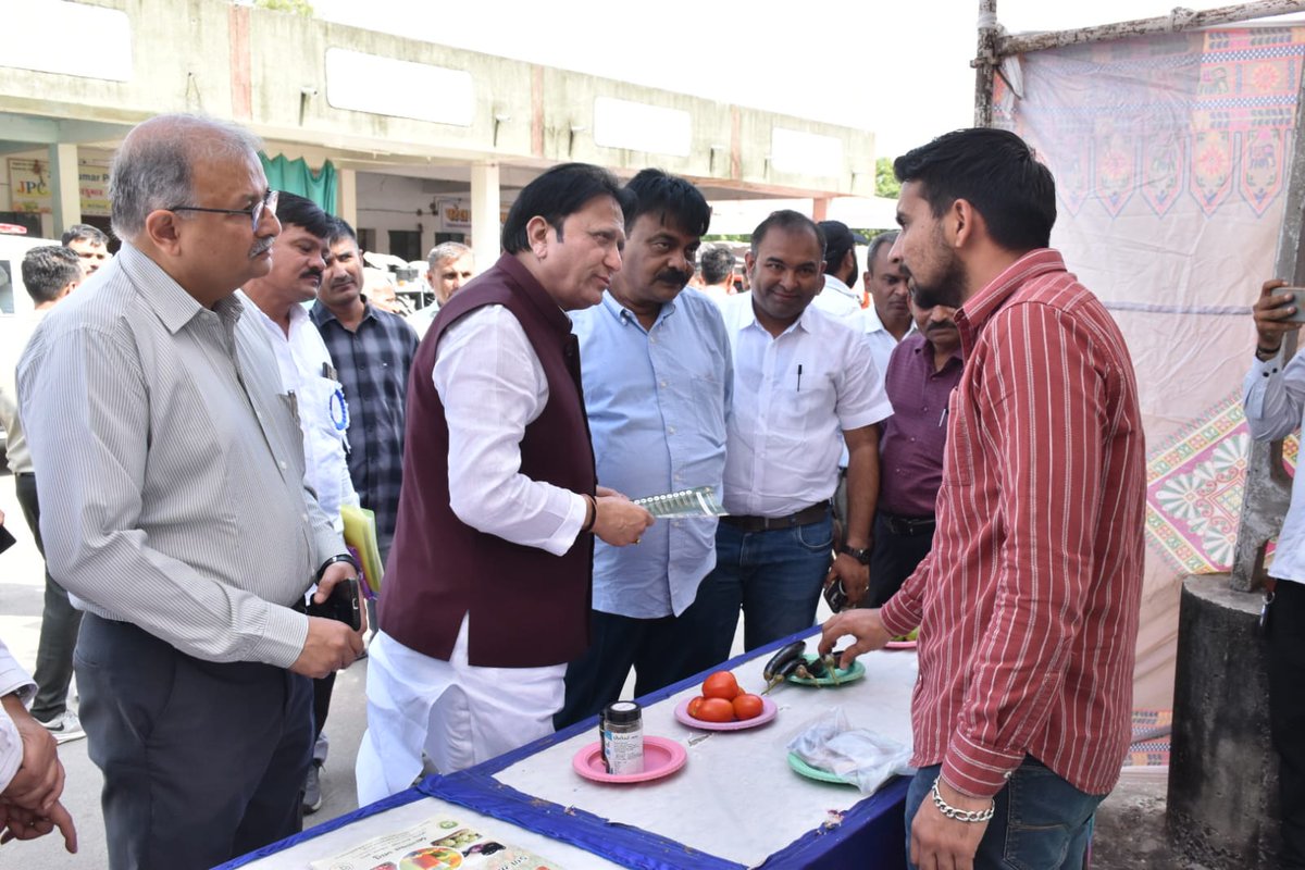 આજરોજ શાકભાજી માર્કેટયાર્ડ પાટણ ખાતે  "વિકાસ સપ્તાહ-૨૦૨૫" અંતર્ગત કેબિનેટ મંત્રીશ્રી બલવંતસિંહ રાજપૂતની અધ્યક્ષતામાં 'કૃષિ વિકાસ દિન' તેમજ 'રવિ કૃષિ મહોત્સવ'ની ઉજવણી કરવામાં આવી.જ્યાં ખેડૂતો બહોળી સંખ્યામાં ઉપસ્થિત રહ્યા.