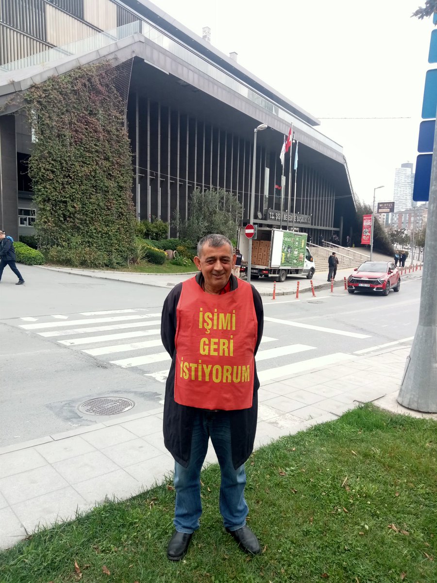 Bugün Şişli Direnişimizin 2114 günü evet yüzyılın  Direnişi şişli direnişimiz Amansız fakat sız Devam ediyor kendini sol şeritte gören <a href="/herkesicinCHP/">CHP 🇹🇷</a>  etirafındaki güruh Lara rağmen omuz omuza iki işçi yaşasın şişli direnişimiz <a href="/eczozgurozel/">Özgür Özel</a> <a href="/umutsendikasi/">UMUT-SEN</a> <a href="/tabibturkiye/">TABİB Türkiye</a>