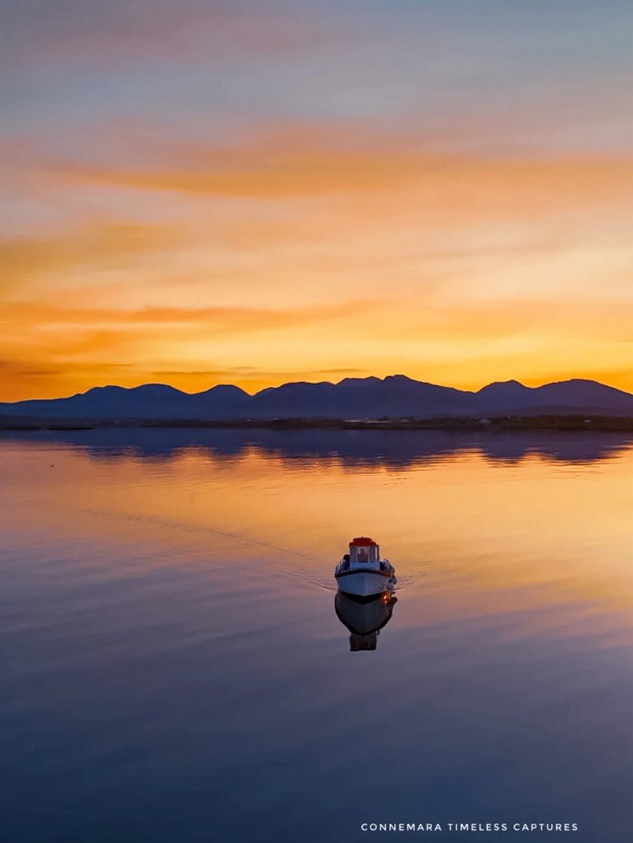 galwaytourism's tweet photo. Autumn sunrise over Roundstone Bay, Connemara, Co. Galway 🌅⛰️⛵️

#LoveGalway #WildAtlanticWay 
📸 ig/connemara.timeless.captures https://t.co/0O2tSNgQMM