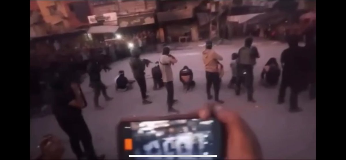 Nelle ore in cui firmava “l’accordo di pace” a Sharm, Hamas a Gaza ha condotto almeno 33 esecuzioni sommarie di palestinesi che ritiene “traditori”, mentre invitava altri palestinesi a filmare la scena

Io sinceramente non so se pubblicare il video

reuters.com/world/middle-e…