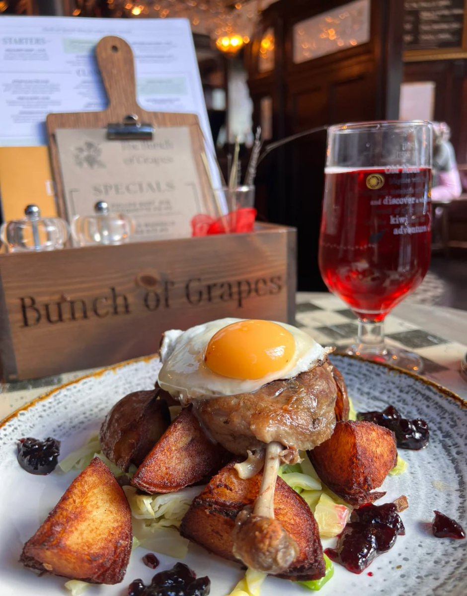 anongeohj's tweet image. Eating lunch like it’s my full-time job😋🤪