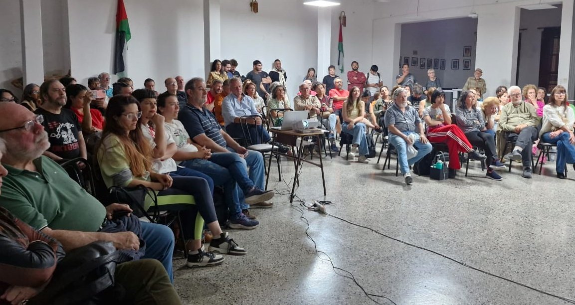CaroGaillard's tweet photo. La causa Palestina es una causa de derechos humanos. Denunciamos el genocidio en Gaza y todos los actos que atentan contra la dignidad de un pueblo que lucha por su autodeterminación. 

No podemos callar ni especular cuando se matan niños, mujeres, y se corta el suministro de agua potable, y se bombardean escuelas. Es nuestro deber denunciar las violaciones a los derechos humanos que perpetra el estado de Israel sobre Gaza. 

Ayer en la Sociedad Unión Árabe compartimos una charla con la Diputada Nacional @lorepokoik el compañero @carlosraimundi ex embajador argentino en la OEA y @Jorge_Elbaum del llamamiento argentino judío para conversar y reflexionar sobre la cuestión palestina. 

@Ahora503 es la voz que no se resigna, no especula y no se calla por eso alzamos la voz.

Palestina libre!