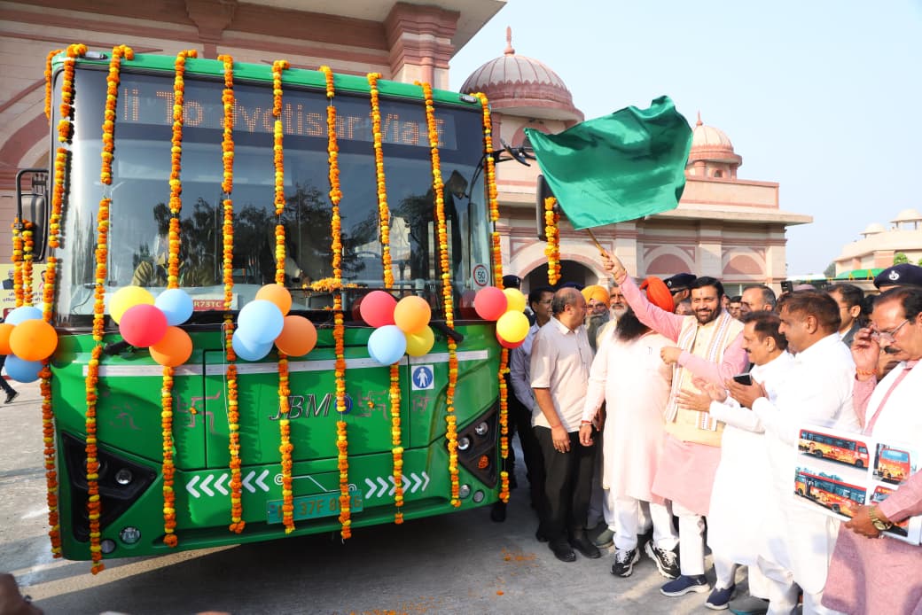 cmohry's tweet image. मुख्यमंत्री श्री @NayabSainiBJP ने आज कुरुक्षेत्र वासियों को इलेक्ट्रिक बस सेवा की सौगात दी। "राष्ट्रीय इलेक्ट्रिक मोबिलिटी मिशन 2020" के अंतर्गत कुरुक्षेत्र में 10 नई इलेक्ट्रिक बसें शुरू की गई हैं।
ये बसें न केवल प्रदूषण मुक्त होंगी, बल्कि शहर के पर्यावरण को स्वच्छ और स्वस्थ…