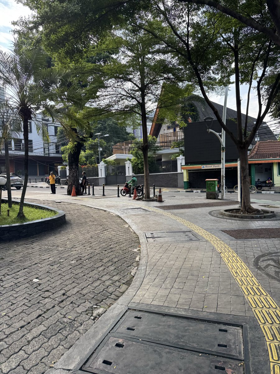mkj357's tweet photo. today i walked around jakarta~ https://t.co/qrJfoykcO5