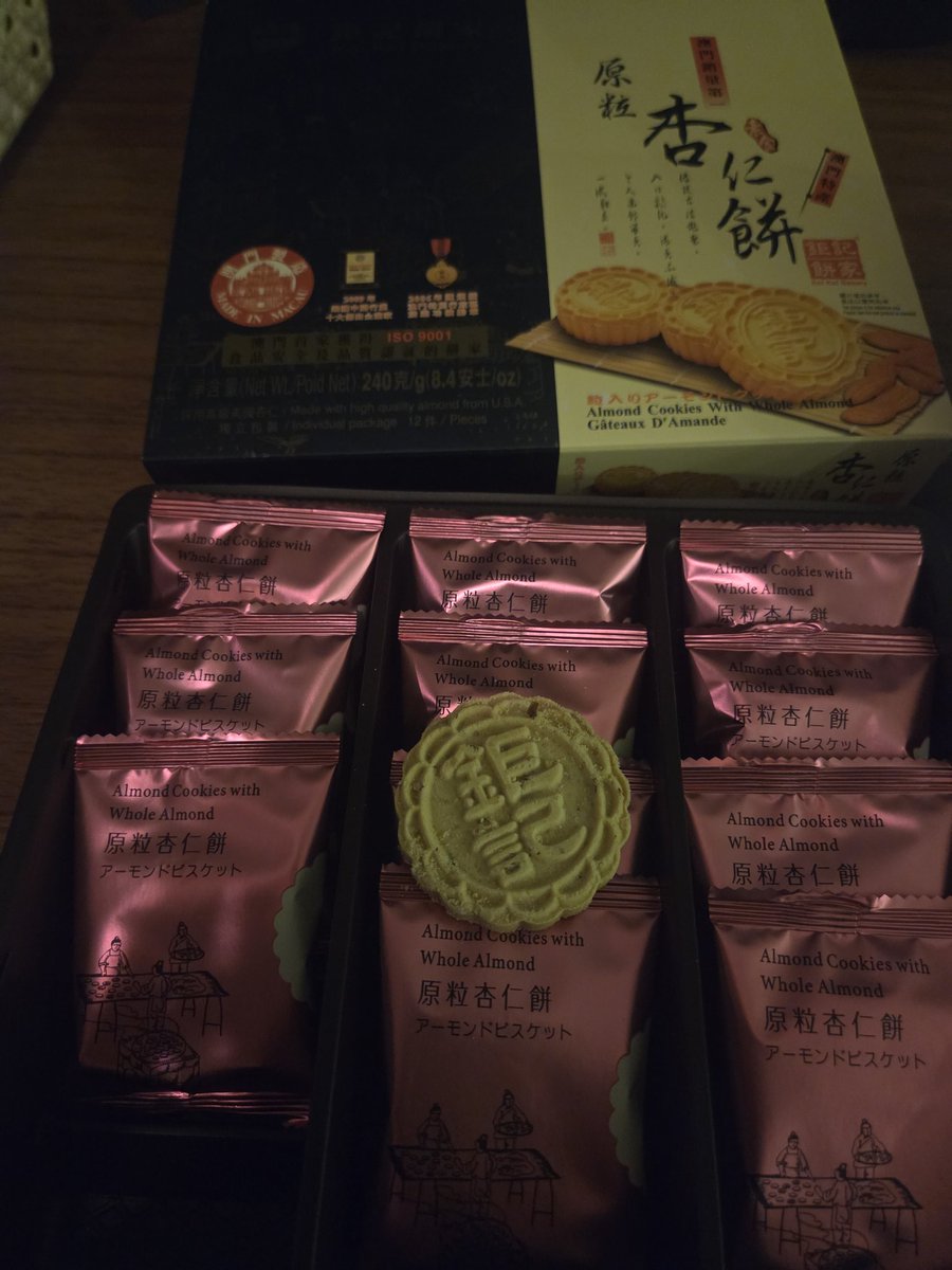 화요일 출근 완료⭐️

앨리스 언니가 마카오에서 사오신 귀한 선물 세트와 함께 시작하는 화요일...❣️ 제 인생 먹어본 에그타르트와 쿠키 중 쨀 맛있는 것 같아요...😊 시작이 좋습니다💗

#트젠 #시디 #러버 #수원로제 #수원시디바