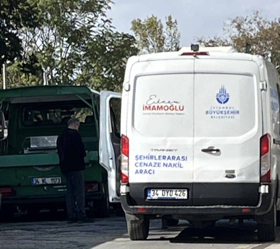 İstanbul'daki cenazelerin isteğe bağlı olarak memleketine taşınması, İBB Başkanı Recep Tayyip Erdoğan'ın başlattığı ve çok dua aldığı bir uygulamadır.
1- Biz o yıllarda hiçbir İBB Cenaze Nakil Aracında "Erdoğan" reklamı görmedik.
2- İmamoğlu, İBB ile hiç ilgisi olmayan bir