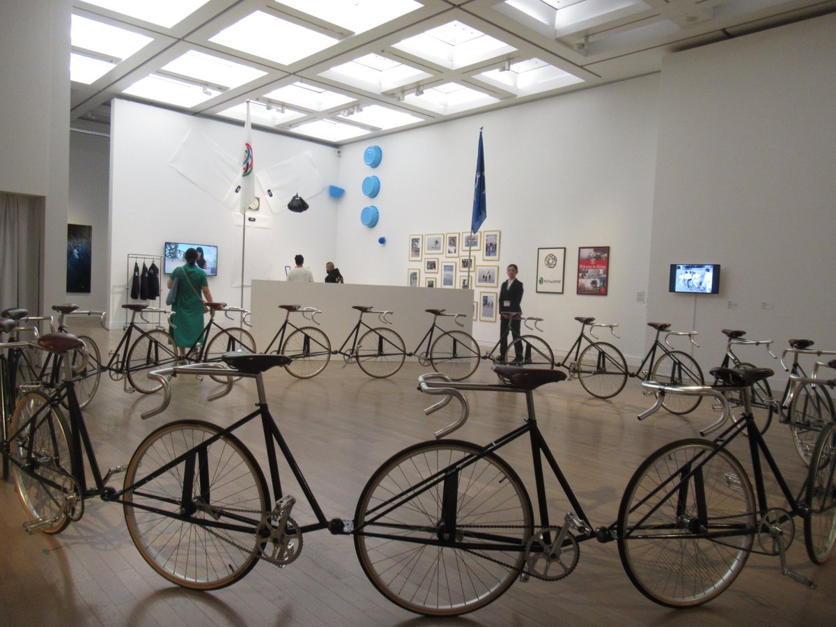 国立新美術館「時代のプリズム：日本で生まれた美術表現 1989-2010」bluediary2.jugem.jp/?eid=7850 オルタナティヴ・スペース、サブカル、フェミニズムなど平成を象徴するキーワードから時代を照射。リアルタイムで見てきた世代には懐かしく、若い鑑賞者には「現代のはじまり」が新鮮に映る展覧会です。