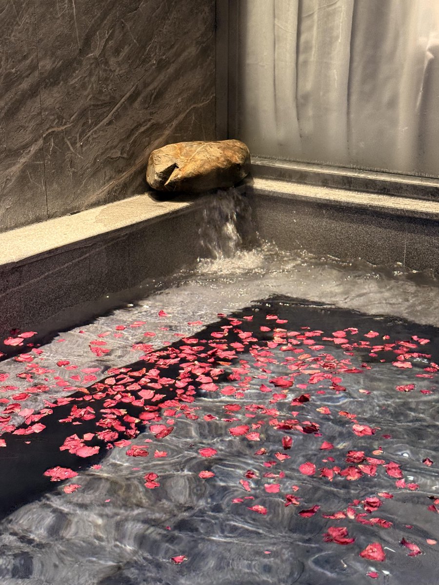 tak_yami's tweet photo. 忙しいスケジュールから抜け出して、お風呂に入って赤ワインを飲むと、とても気持ちがいいですよ〜🌸🍷💦 https://t.co/KWBK3aHZoP