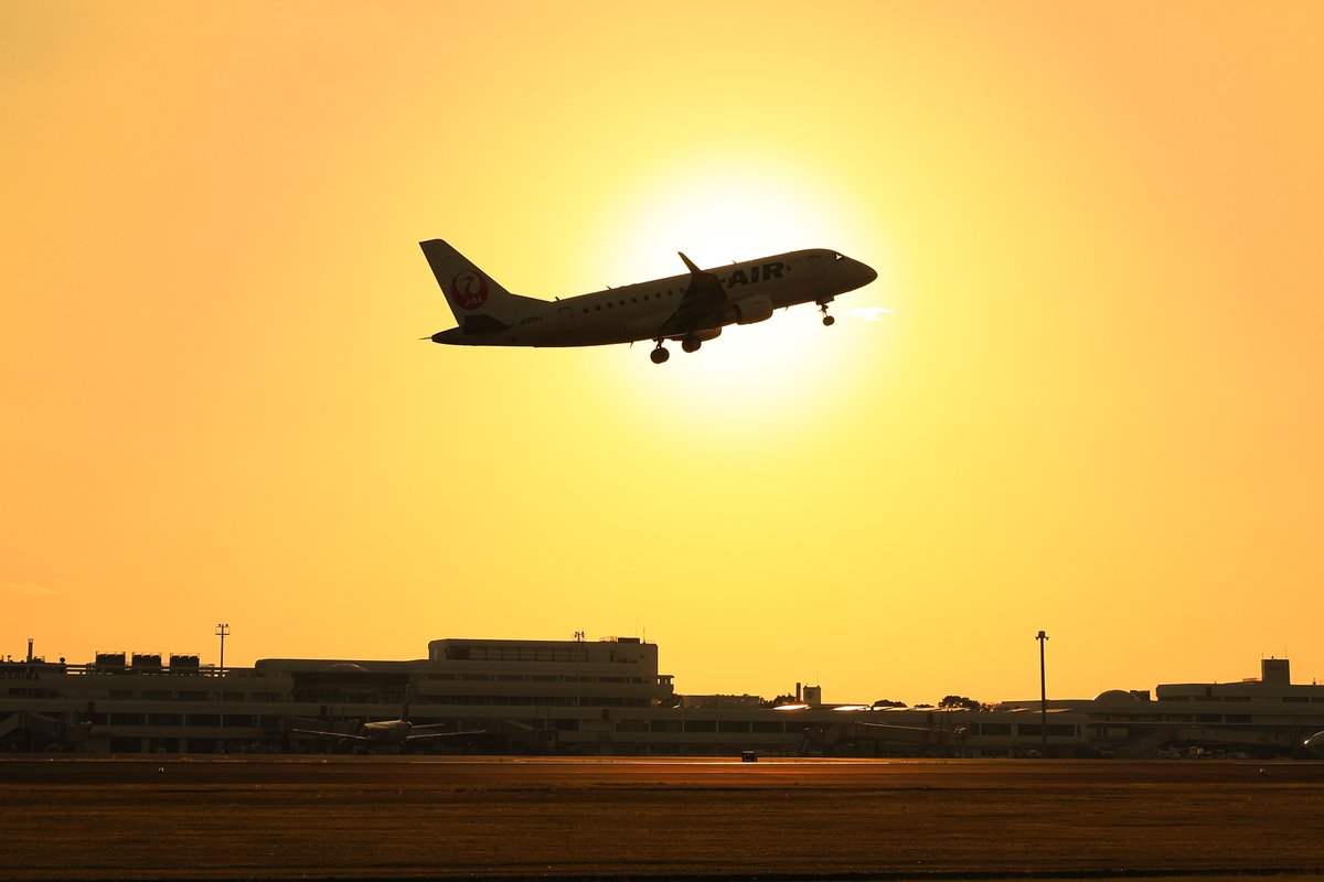 biru_dream's tweet photo. ストライク!!
あ、バードストライクでは無い…
#飛行機好きな人と繋がりたい
#飛行機のある風景
#ヒコーキ好きな人と繋がりたい
#ヒコーキのある風景
#飛行機は窓側派
#fly_jal #jal #japanairlines
#ジェイエア #jair #日本航空
#エンブラエル #embraer
#鹿児島空港 #kagoshimaairport https://t.co/qrLFISMwVI