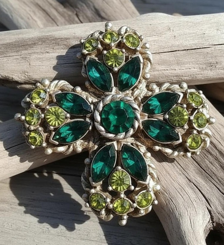 renaissancefai's tweet photo. Vintage Emerald Green Rhinestone Cross Brooch, Gold Tone Rope Trim, Mid-Century Sparkling Statement
https://t.co/aGczE600yJ?
#brooch #vintsge #cross #religious #weiss #unsigned #emeraldGreen #rhinestones #olivine #Gothic #green #malteseCross https://t.co/jW1h8fq3ix