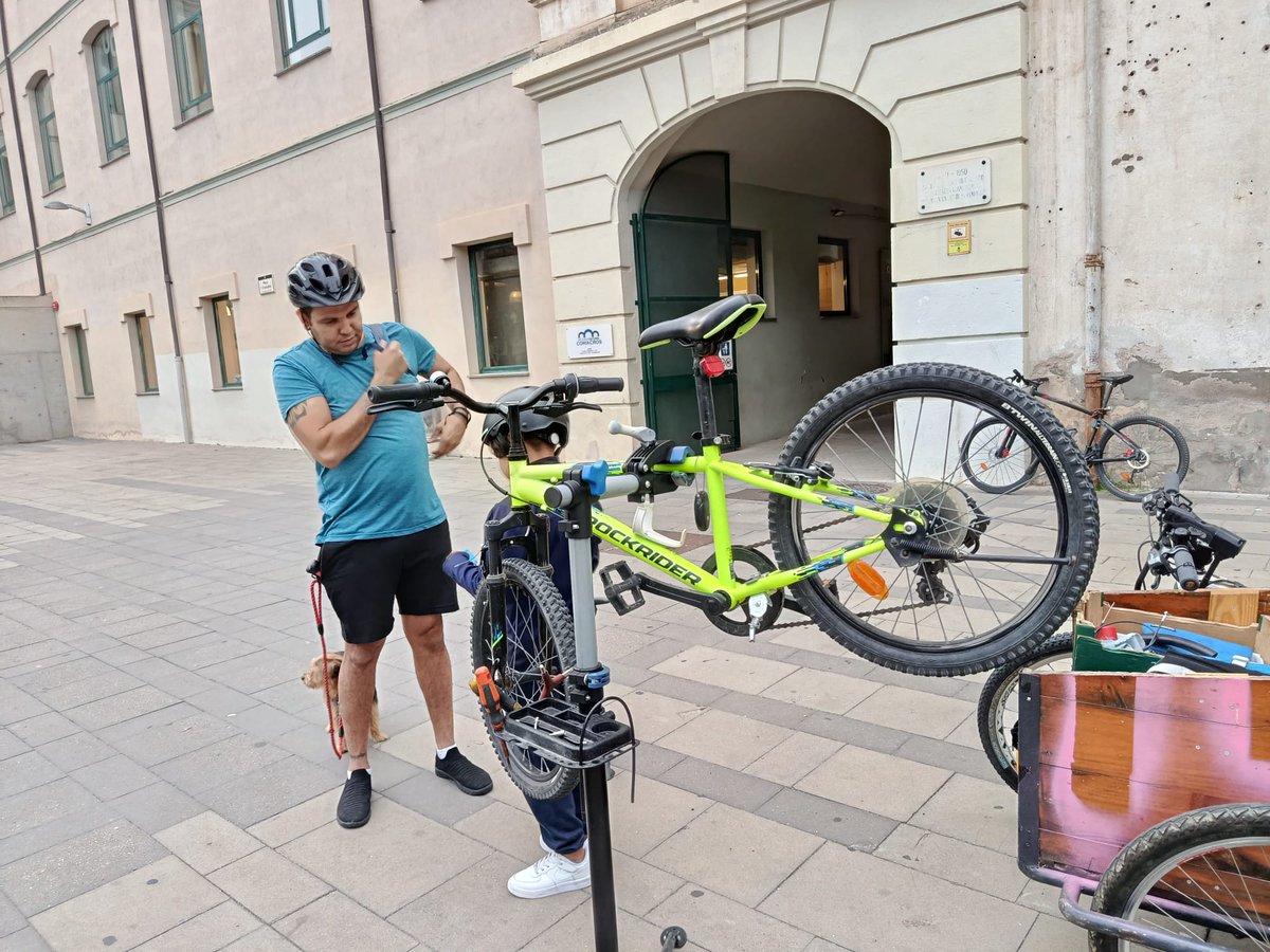 💚 Ahir vam viure una tarda sobre rodes amb l’activitat Bici Segura! 🚲El punt de revisió gratuït instal·lat a la Plaça de l’1 d’octubre va permetre a molts ciclistes revisar les seves bicicletes i circular amb més seguretat per #Salt.

#ViuSalt