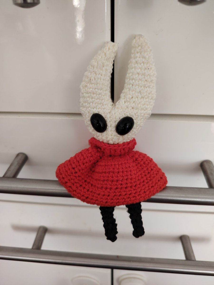 NakaStream's tweet photo. J'ai fait Hornet en crochet en suivant un tuto en portugais je comprenais rien mais ça rend trop bien mdr je suis trop content c'est mon meilleur projet https://t.co/aBaCitLGU6