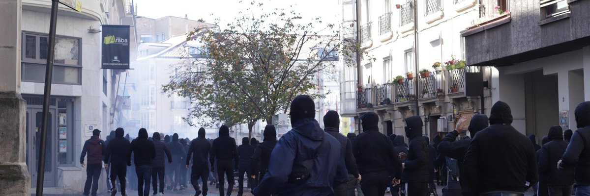 Aqui las "dos maneras" de parar el fascismo.

 Con los votos y concentraciones a 5km de donde esta el enemigo o plantandoles cara y llegando al cuerpo a cuerpo con ellxs y lxs ACAB si es necesario?

Nosotrxs lo tenemos claro.