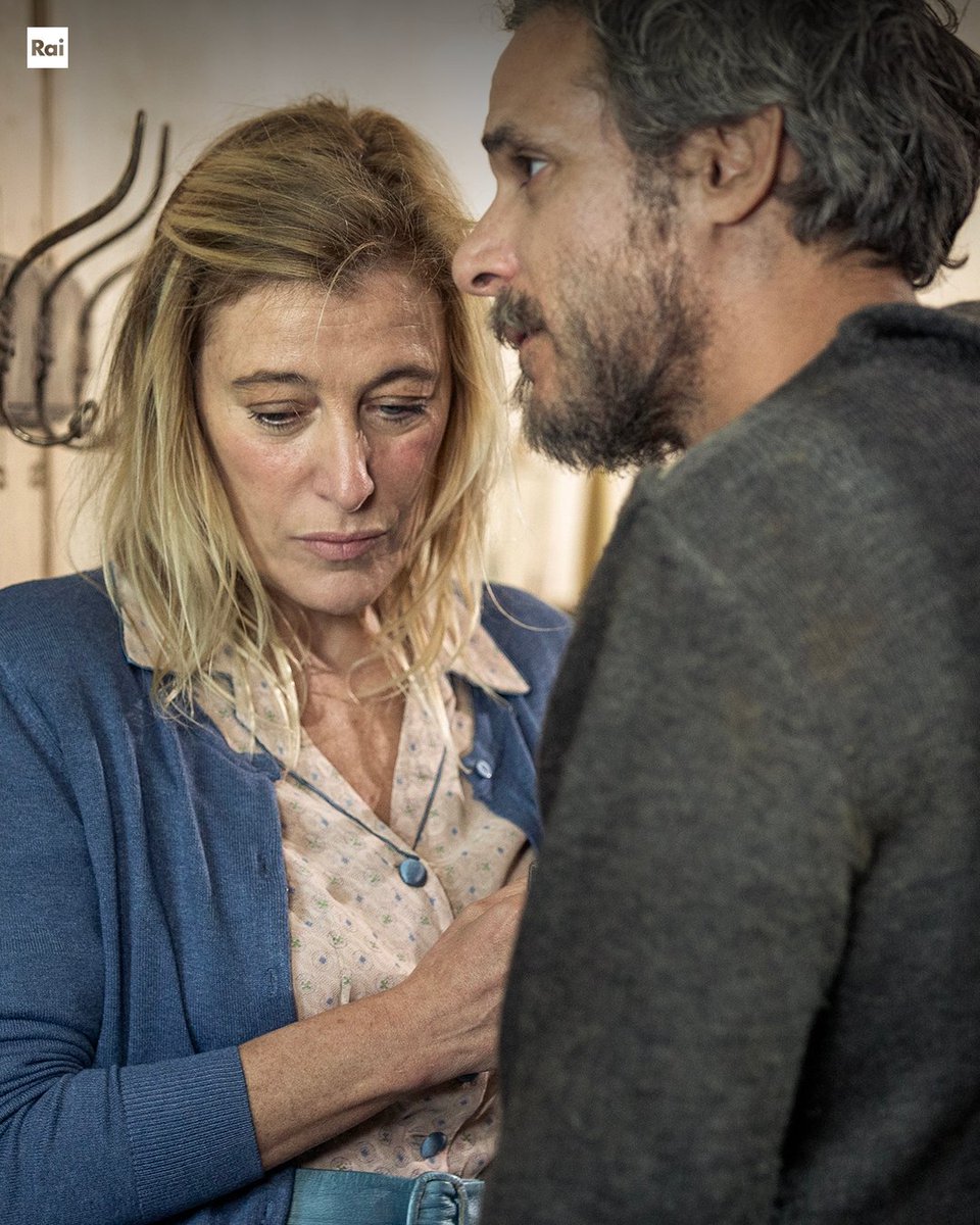 Alle 21:20 “Aspromonte - La terra degli ultimi” di Mimmo Calopresti con Valeria Bruni Tedeschi, Marcello Fonte | Una donna muore di parto per l'isolamento di un paese senza strade. La comunità, guidata da Peppe e dalla maestra Giulia, si unisce per costruire il proprio futuro