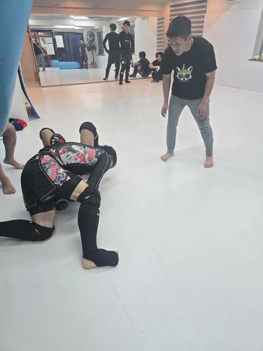 SHUKO_DOJO's tweet photo. 本日

第三回MMAレフェリー講習

『DATE』に参加して下さるジムや道場、そして選手の皆さんが安全に試合出来るように繰り返し講習します‼️

そして
参加者絶賛募集中‼️
大会要項、ルール、申込フォームは秀晃道場HPより
 https://t.co/t4TS34ktmi

#DATESB
#SHUKOGROUP
#秀晃道場 https://t.co/9AX4B1CYeU