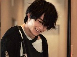 __lOv_h99's tweet photo. 緩めの服装と目にかかった長めの前髪で、ただ単に陰の雰囲気を纏ってるだけじゃなくて危なっかしさと寂しさがある松村北斗がグサグサに刺さってしまって苦しい……… https://t.co/fjyVfUzVrh