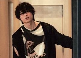 __lOv_h99's tweet photo. 緩めの服装と目にかかった長めの前髪で、ただ単に陰の雰囲気を纏ってるだけじゃなくて危なっかしさと寂しさがある松村北斗がグサグサに刺さってしまって苦しい……… https://t.co/fjyVfUzVrh