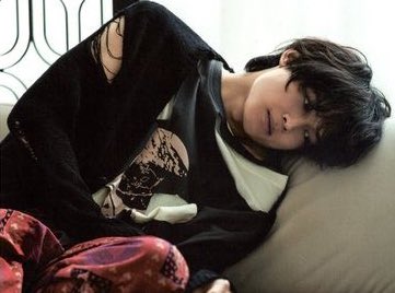 __lOv_h99's tweet photo. 緩めの服装と目にかかった長めの前髪で、ただ単に陰の雰囲気を纏ってるだけじゃなくて危なっかしさと寂しさがある松村北斗がグサグサに刺さってしまって苦しい……… https://t.co/fjyVfUzVrh
