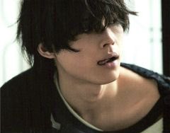 __lOv_h99's tweet photo. 緩めの服装と目にかかった長めの前髪で、ただ単に陰の雰囲気を纏ってるだけじゃなくて危なっかしさと寂しさがある松村北斗がグサグサに刺さってしまって苦しい……… https://t.co/fjyVfUzVrh