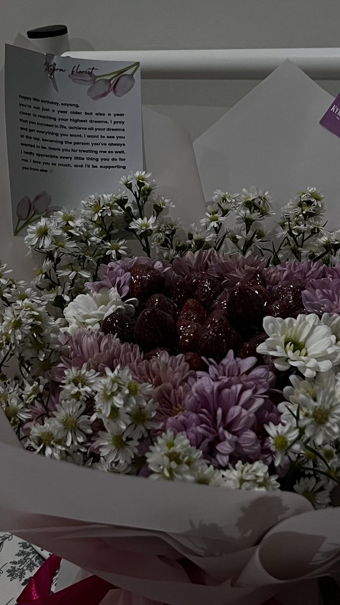 lvgchar's tweet photo. the most beautiful flower i’ve ever gotten🤍 https://t.co/puLWWG93Dw