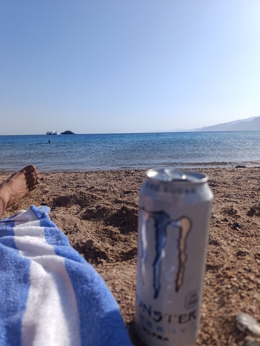 The sea, a white monster and a free feet pic