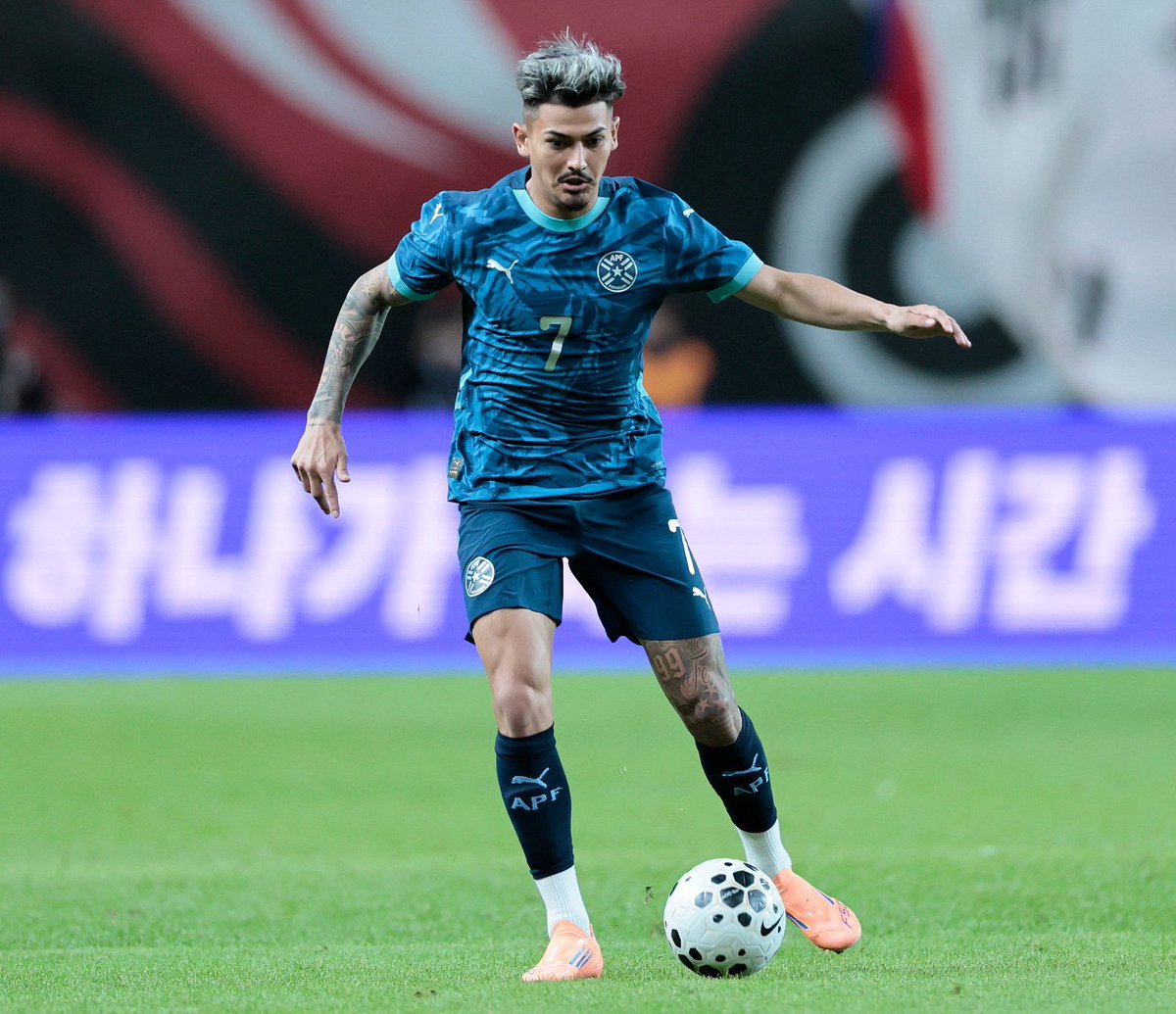 estendenciapy1's tweet photo. "Diego González"

Porqué es un distinto en la cancha, este sabe jugar con la pelotita, titular indiscutido en la selección, matate Galarza, tenían razón los de River..... https://t.co/lEe70q4JnR