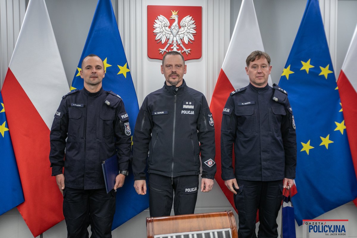 🫡Dziś w Komendzie Głównej Policji w Warszawie, Komendant Główny Policji gen. insp. Marek Boroń spotkał się z funkcjonariuszami <a href="/SPolicja/">ŚwiętokrzyskaPolicja</a>, <a href="/kwpkrakow/">Małopolska Policja</a> oraz <a href="/podlaskaPolicja/">podlaska Policja</a>, którzy w ostatnim czasie uratowali ludzkie życie 👏

👮Szef Polskiej Policji podziękował funkcjonariuszom