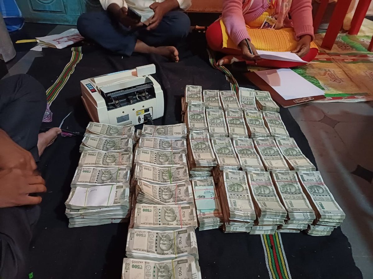 gemsofbabus_'s tweet image. 🚨 This was recovered during a Lokayukta raid from a Revenue Inspector in Haveri, Karnataka