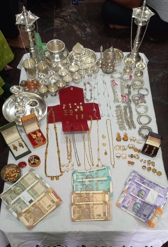 gemsofbabus_'s tweet image. 🚨 This was recovered during a Lokayukta raid from a Revenue Inspector in Haveri, Karnataka
