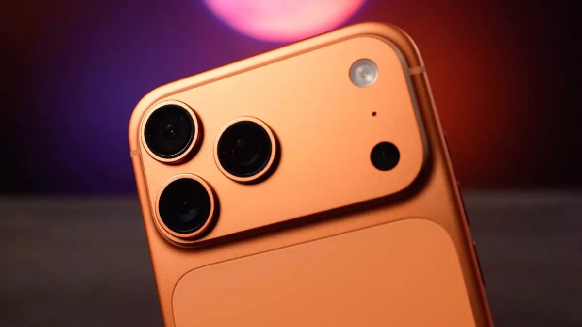 ⬇️ La semaine dernière, j'ai interviewé Jon McCormack et Meghan Nash d'Apple, respectivement vice-président de l’ingénierie logicielle pour la photo et cheffe de produit iPhone. 

On a notamment parlé capteur carré, course aux mégapixels sur Android, différences entre 17/Pro…