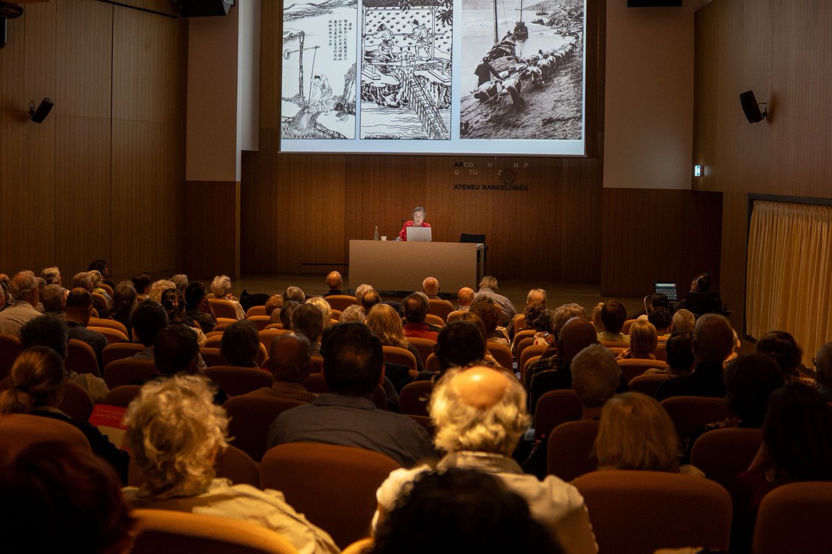 🇨🇳 Comença el curs ‘Xina en la història del món’

🧑‍🤝‍🧑 Més de 140 persones es reuniran cada dimarts durant dos mesos per escoltar les classes de la sinòloga i membre de la junta, Dolors Folch