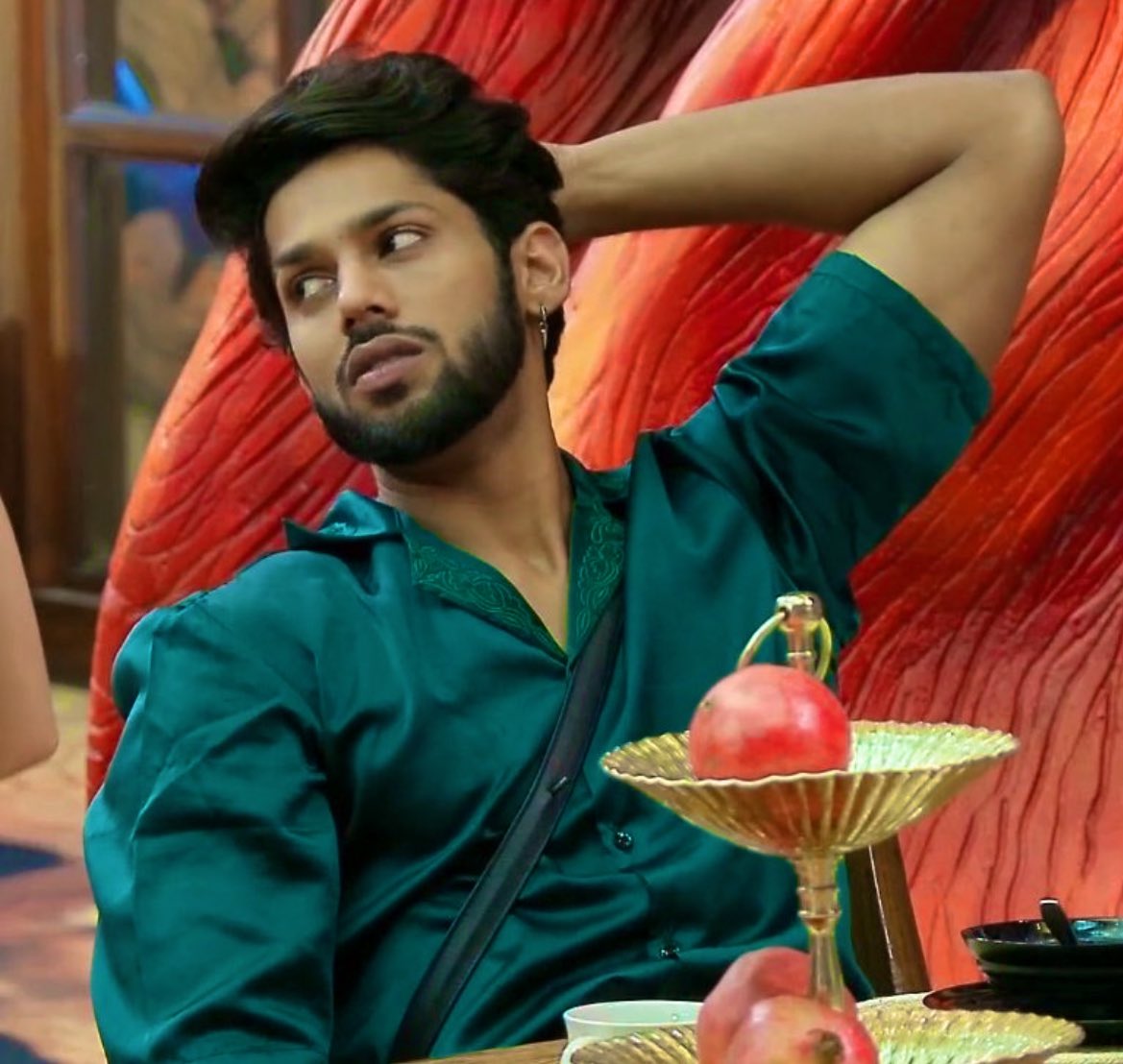 #BaseerAli is talking behind Hana's back, is that spinelessness ?? Btw he is speaking facts..

Hana, who has backbiting about Baseer a million times, is she sane ??

People are calling asking how he could say such thing, Why the double standards ?

#BiggBoss19 . #Bahana