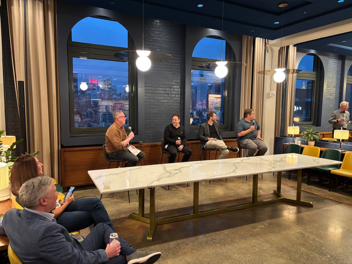 Great turnout at <a href="/DSFederation/">DSFederation</a> NYC Signage Social hosted by <a href="/Google/">Google</a>  despite the weather! A strong start to #OOHNYC Week in NYC. See everyone tonight at <a href="/XUSocialClub/">Experience United Social Club</a> #DigitalSignage