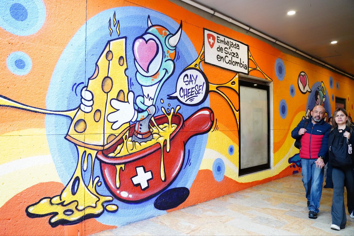 Maferoc's tweet photo. Abrimos nuestros portales y estaciones para que artistas locales e internacionales conviertan estos espacios en verdaderas galerías urbanas, llenas de color, reflexión y sentido de pertenencia.

Cuando el arte llega al transporte público, cambia la ciudad. https://t.co/NOVcoqOAys