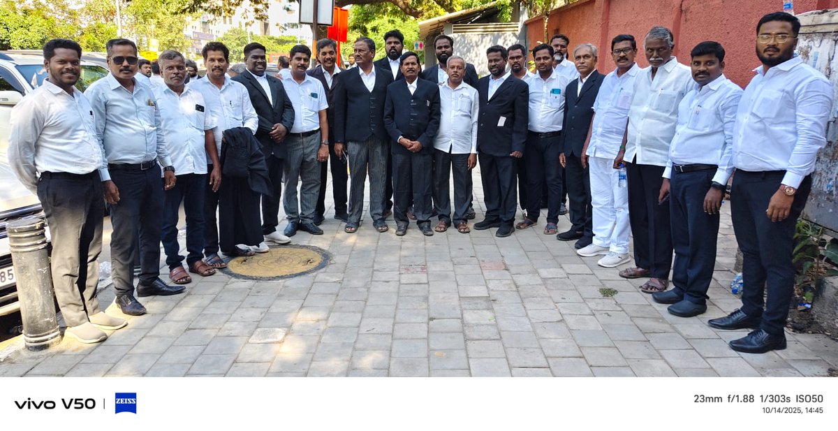 AdvocateVck's tweet photo. தலைவர்
எழுச்சித்தமிழர் அவர்களின் 
வாகனத்தை மறித்து தாக்குதல் நடத்த திட்டமிட்ட ஆர்.எஸ்.எஸ், பா.ஜ.க 
சங்பரிவார்களின் சதித்திட்டத்திற்கு 
எதிராக ஒர் அணியில் திரண்ட
வழக்கறிஞர்கள்!....

நாள்:14.10.2025
இடம்:சென்னை உயர்நீதிமன்றம்

@thirumaofficial https://t.co/Oy6lFYnFWP