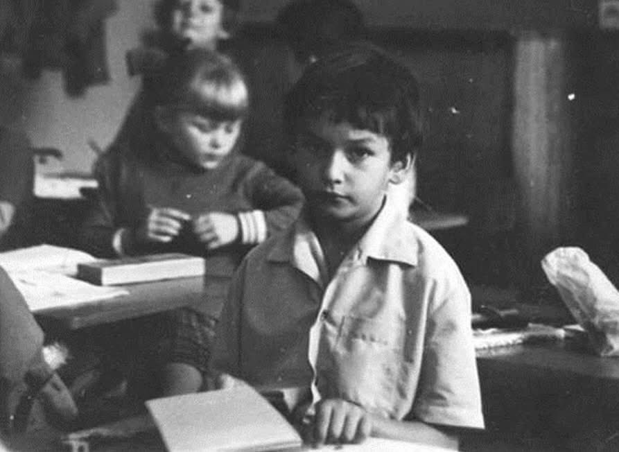 Tak, tak- dobrze myślicie ! Ten uroczy chłopiec to Premier Mateusz Morawiecki w szkolnej ławce🤎🇵🇱 „Ja w szkole, 1976. Podobno nie byłem grzecznym dzieckiem, o czym przekonali się kilka lat później milicjanci... Tym bardziej dziękuję moim ówczesnym nauczycielom”👨🏼‍🏫!