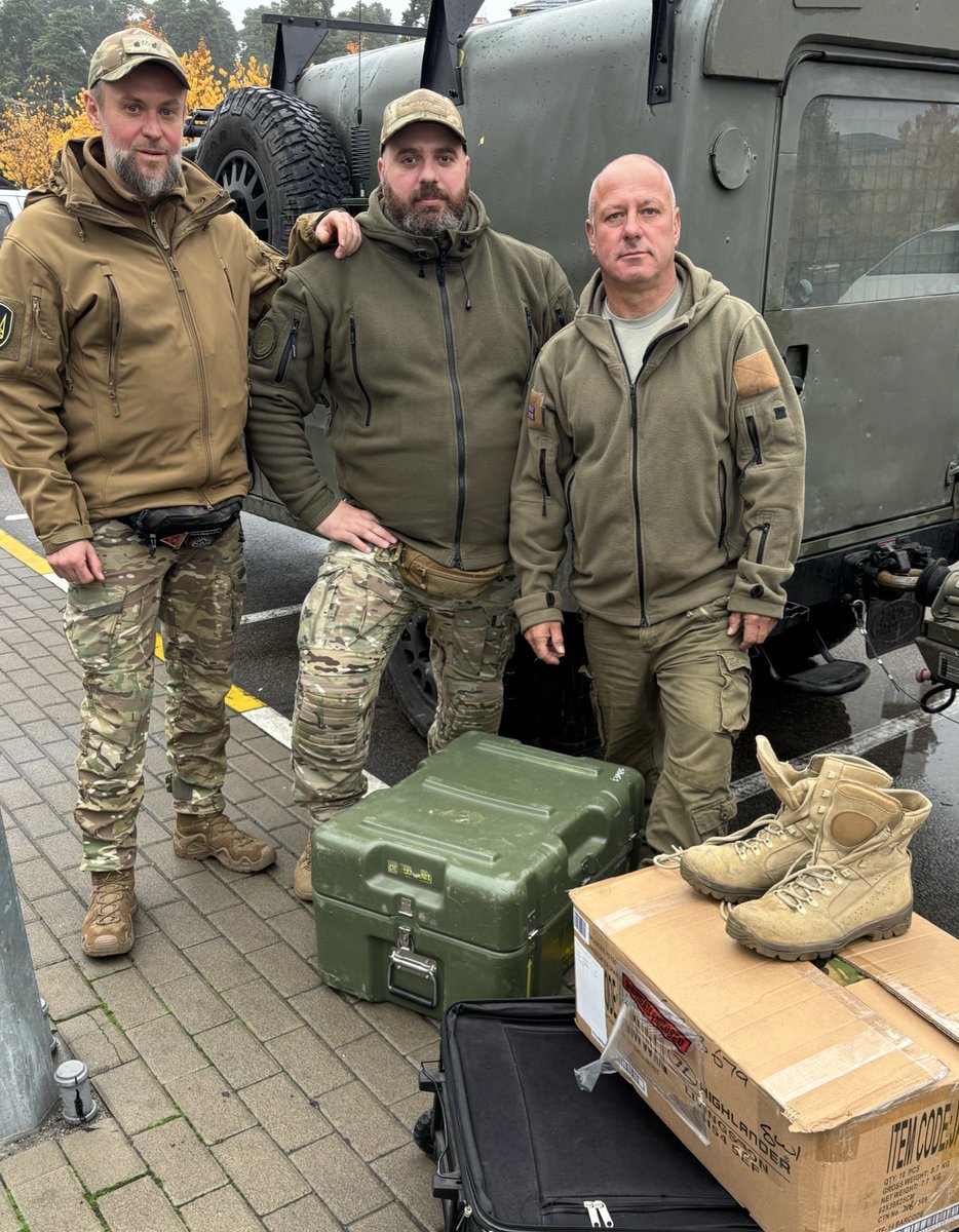 Also dropped in few boxes of new winter gear , boots / trousers / raincoats socks gloves etc and equipment for the guys from National Guard “Rubizh” .. someone will be glad of it in the coming few months. More soon. 👍🏻🇬🇧🐺🇺🇦