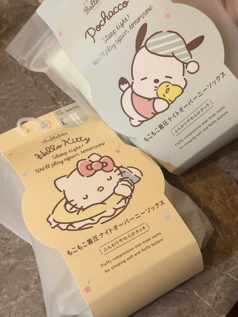 pooler6sw's tweet photo. サンリオのもこもこソックス可愛い〜🎀
心地よい締め付け感で冬の浮腫み対策にもピッタリ。可愛いルームウェアとも相性ばっちりで、見た目も可愛く美脚目指せる!パケも可愛いからプレゼントに貰っても嬉しいかも〜!
🔗 https://t.co/KpCRxa0bxE
#ballelite #pr #ハローキティ #ポチャッコ https://t.co/aMHQF5j2OG