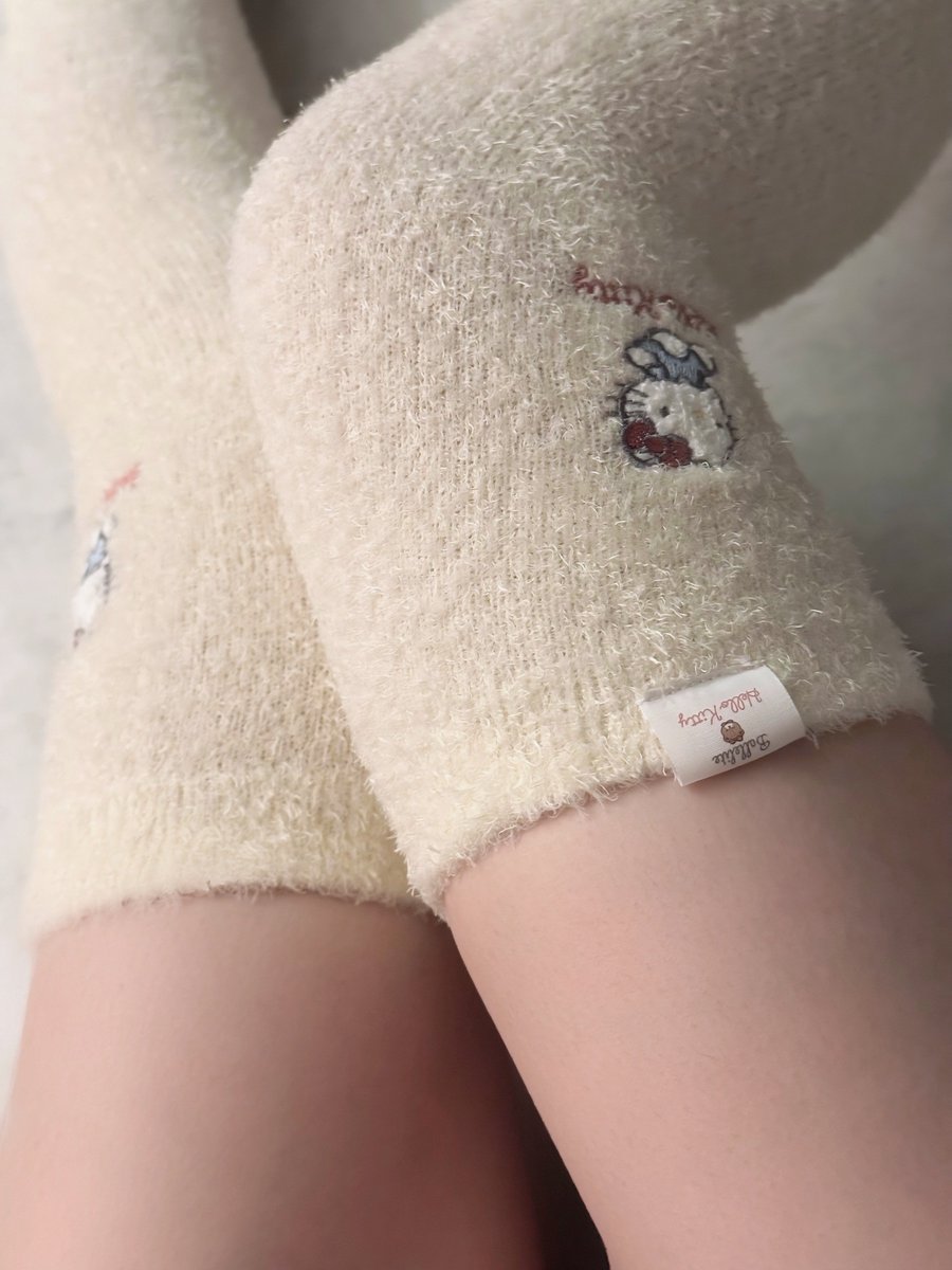 pooler6sw's tweet photo. サンリオのもこもこソックス可愛い〜🎀
心地よい締め付け感で冬の浮腫み対策にもピッタリ。可愛いルームウェアとも相性ばっちりで、見た目も可愛く美脚目指せる!パケも可愛いからプレゼントに貰っても嬉しいかも〜!
🔗 https://t.co/KpCRxa0bxE
#ballelite #pr #ハローキティ #ポチャッコ https://t.co/aMHQF5j2OG