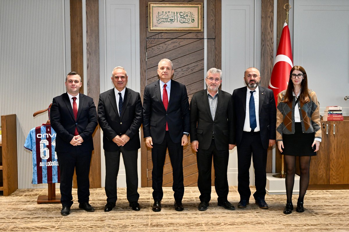 Yönetim Kurulu Başkanımız Eyyüp Ergan, Meclis Bşk. Yrd. Yılmaz Karadeniz, Yön. Krl. Bşk.Yrd.ları Y. Selim Çakıroğlu ve Hakan Canbakal ile Gen.Skrt.miz Nazlı Genç, Trabzon İl Emniyet Müdürü Ali Loğoğlu’nu makamında ziyaret ederek, yeni görevinde başarı dileklerinde bulundular.