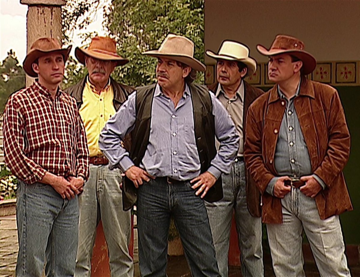 PasdeGavilanes's tweet photo. #PasiónDeGavilanes #PDG96 Los Reyes reciben el apoyo de sus vecinos ante la difícil situación que están viviendo. https://t.co/E5yCCv7EVx