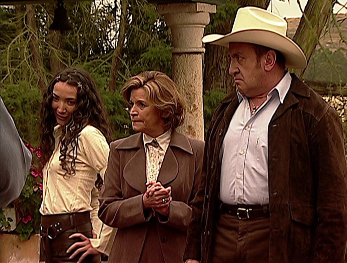 PasdeGavilanes's tweet photo. #PasiónDeGavilanes #PDG96 Los Reyes reciben el apoyo de sus vecinos ante la difícil situación que están viviendo. https://t.co/E5yCCv7EVx