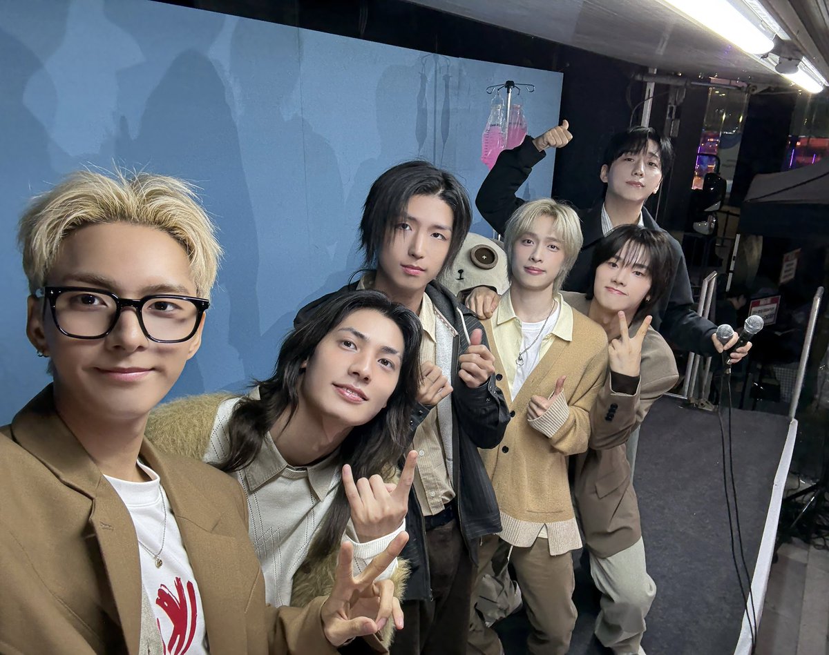 [ #Xtra_Scenes ]

LXVE DOCTOR XH 응급실 OPEN🩺

Villains 위한 특별 게릴라 검진 완료 ❤️‍🩹
런즈 여러분의 진단명은 바로 ••• !

　　　♡ 。　　・　゜ 　　　♡
　　　♡　　　　♡ ゜・。。 ♡
・゜ ♡ ゜          LXVE              ♡ ° . 。
　　　　♡.
　。・゜　　　 ♡ ・ 。　　。・゜