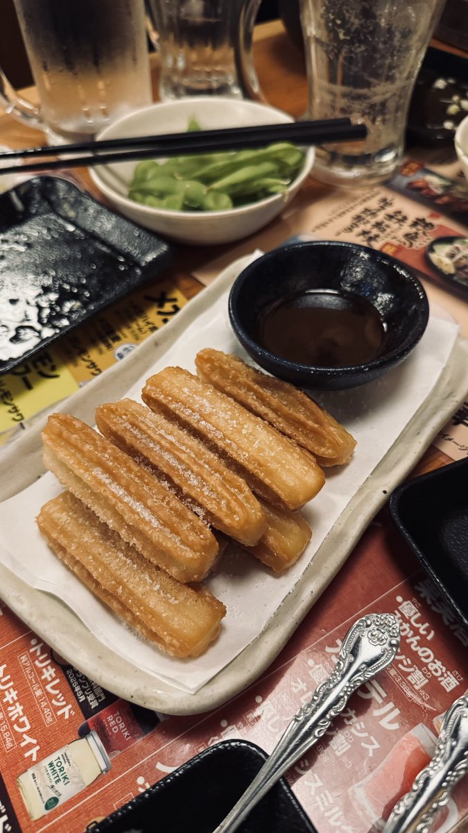鳥貴族のチュロスを食べてるのだけど、揚げ油を共有しているからか他のお惣菜の旨みが注入された甘味で新体験すぎる。そして美味い。