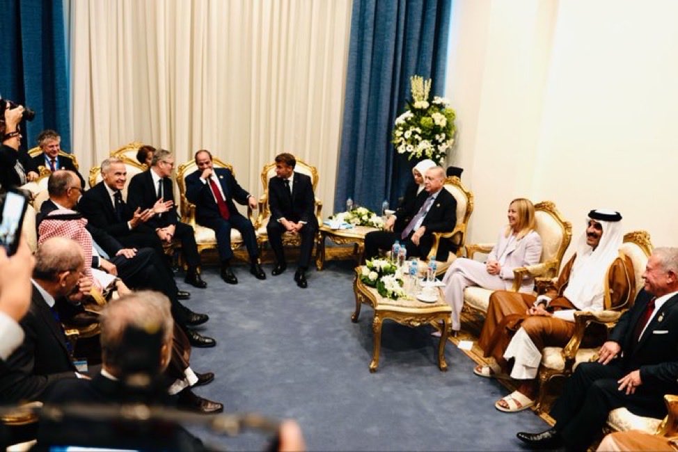 Il Presidente Meloni, unica donna al potere tra tanti uomini.

Orgoglio italiano.