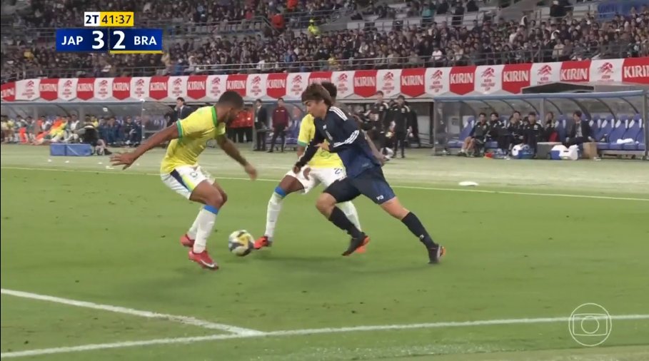 TaTrunks's tweet image. sem falar desse drible