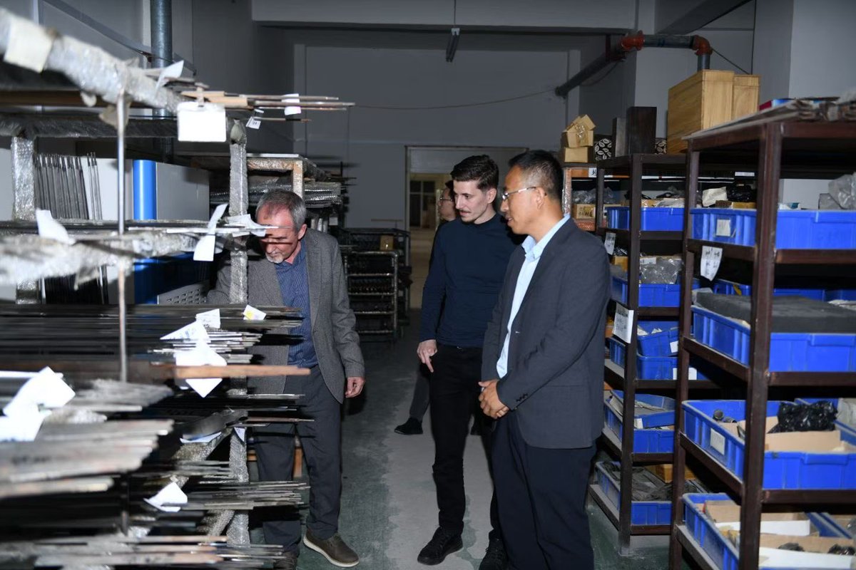 HanweiMetal's tweet photo. Welcome to  Europe customer vist our Hanwei Metal Sword factory! https://t.co/k14jVUbWA7
