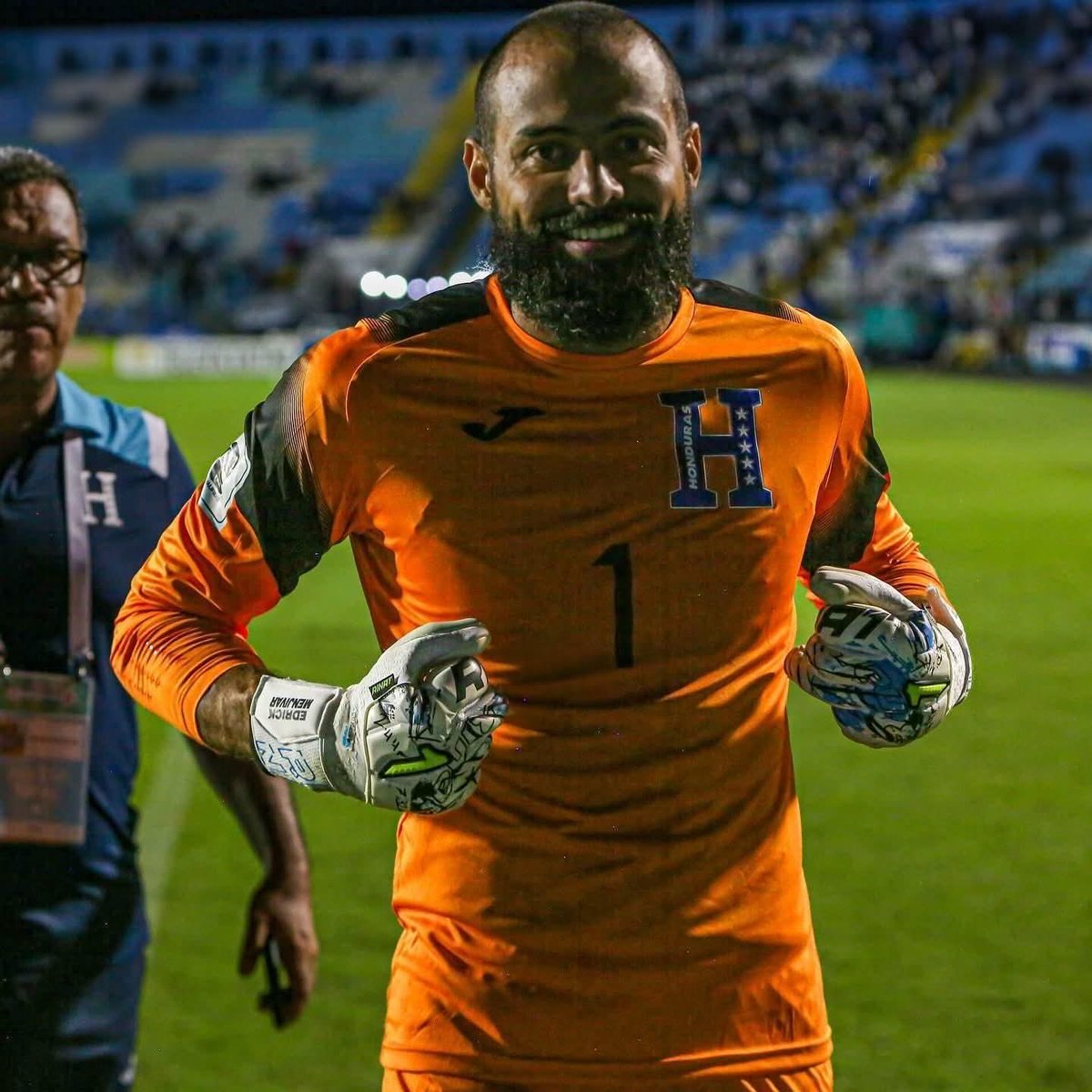 4 juegos 
4 porterías en CERO

Edrick Eduardo Menjívar Johnson 🧤😎