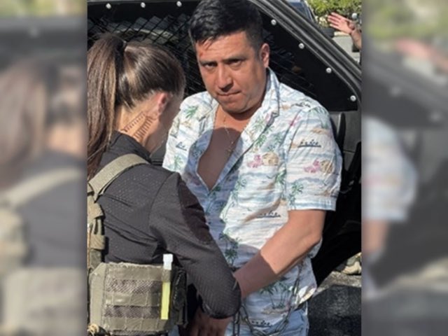 DHSgov's tweet image. 🚨Charlottesville, Virginia: @ICEgov arrested David Ambrosio-Herrera, a serial criminal illegal alien and a convicted child sex offender. He is convicted of indecent liberties with a child under 15 years old.
Ambrosio-Herrera and countless other child predators should have never…